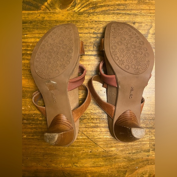 Essence by Aetrex Size 7 Sandals - Picture 2 of 3